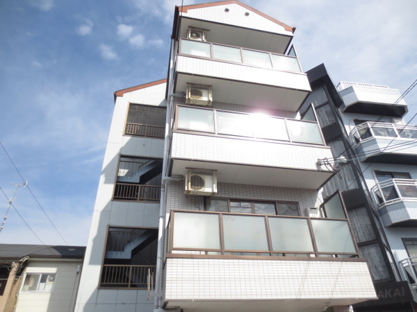 長井マンションの建物外観