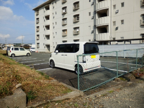 【エイトハイツ坂本の駐車場】