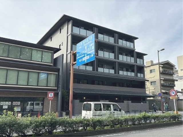 京都市上京区梅屋町のマンションの建物外観