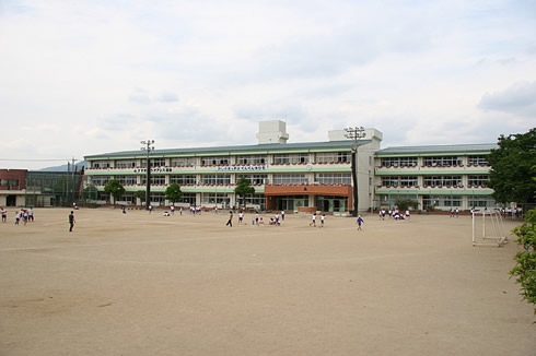 小学校　笛吹市立御坂西小学校（小学校）まで644m