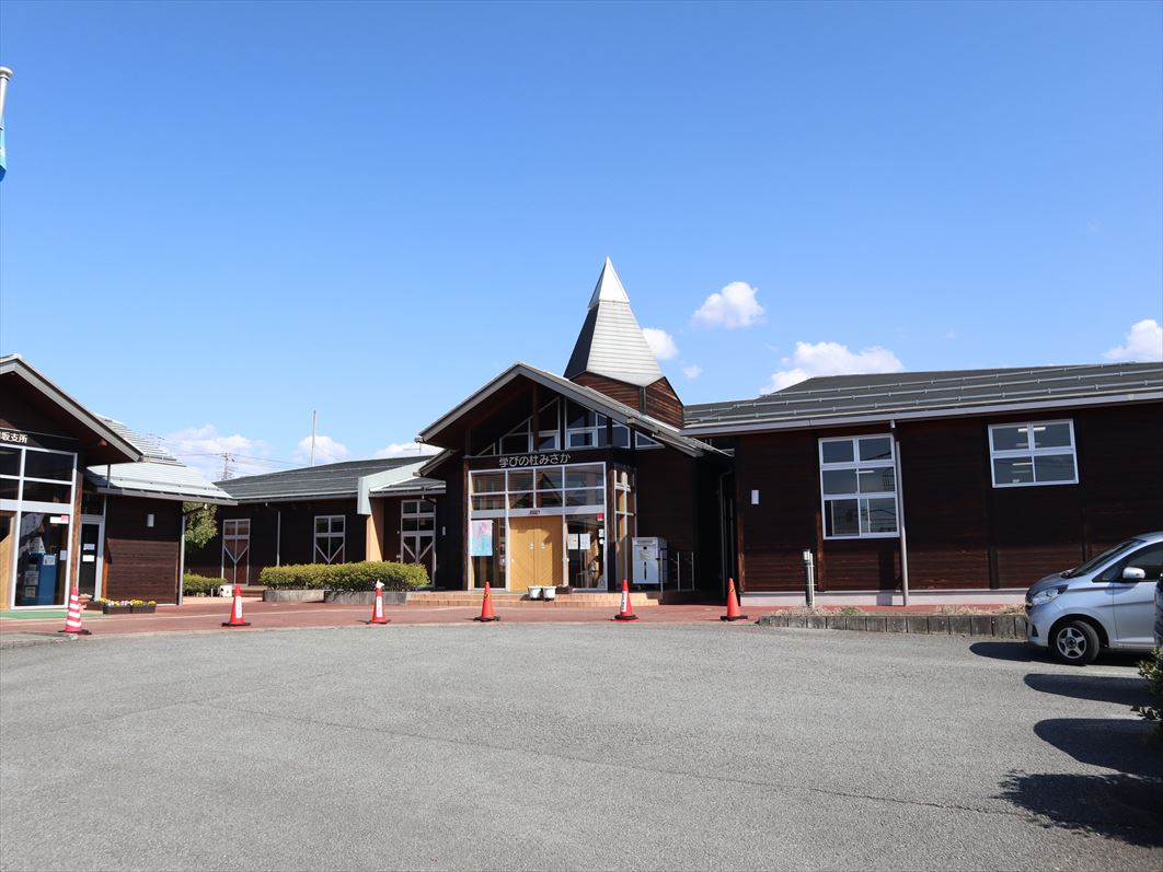 図書館　笛吹市御坂図書館（図書館）まで872m