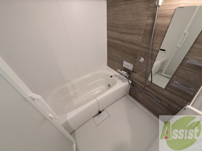 バス・シャワールーム　お風呂です。広々したバスでゆっくりくつろげます。