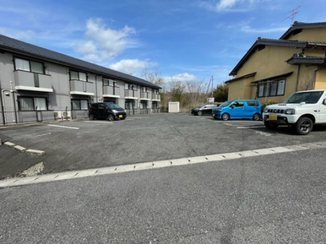 【松江市西川津町のアパートの駐車場】