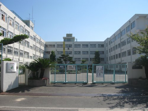 中学校　高槻市立第十中学校（中学校）まで363m