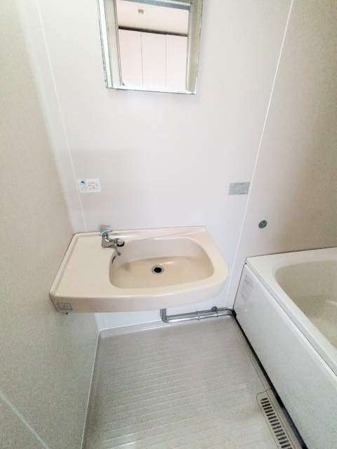 洗面設備　浴室に洗面台付いてます