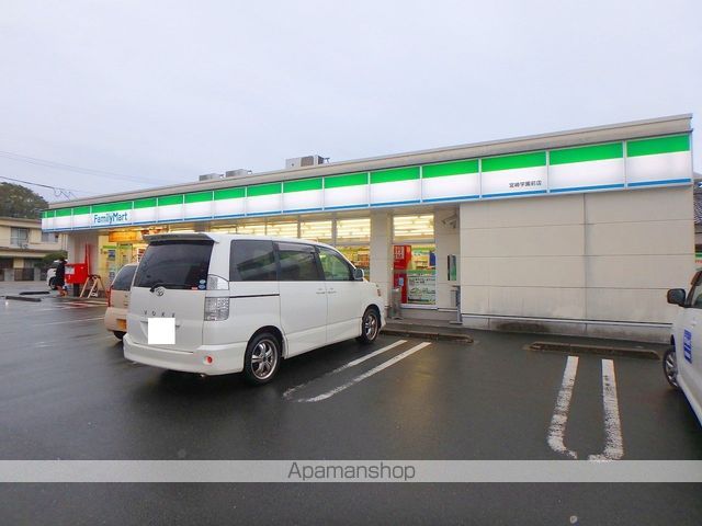 コンビニ　ファミリーマート（コンビニ）まで329m