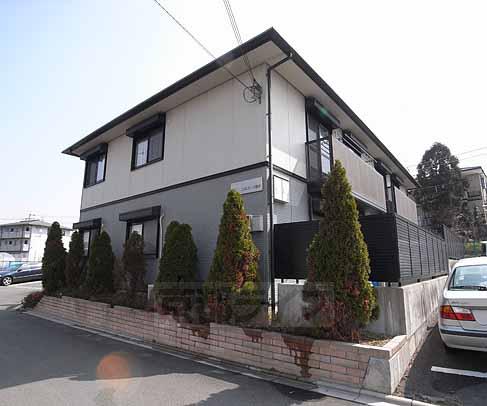 京都市伏見区深草大亀谷六躰町のアパートの建物外観