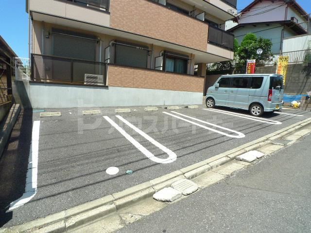 【松戸市小金原のマンションの駐車場】