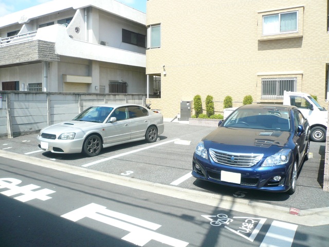 【立川市栄町のマンションの駐車場】