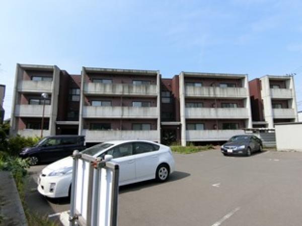 【札幌市清田区平岡三条のマンションの建物外観】