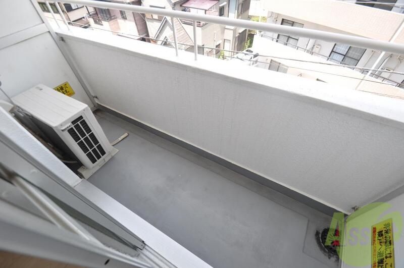 バルコニー　窓を大きく開けて、澄んだ空気を部屋いっぱいに取り込もう