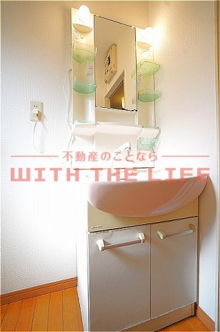 洗面設備　独立洗面化粧台が付いています