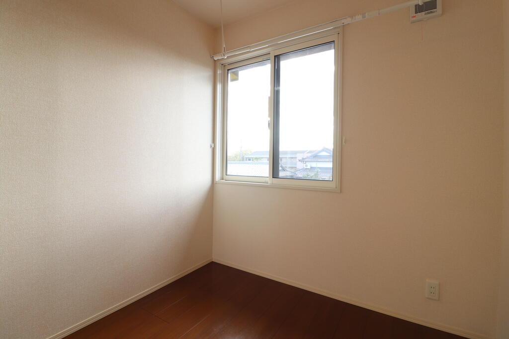 その他　サービスルームに室内物干し付でお洗濯干せます！