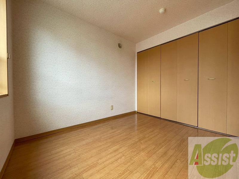 その他部屋・スペース　寝室はこちらです。光が差し込む、温かみのあるお部屋です。