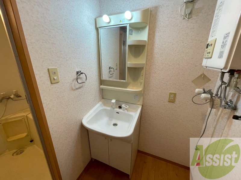 洗面設備　独立洗面台です。大きくてよいですね。シャンプーもできます。