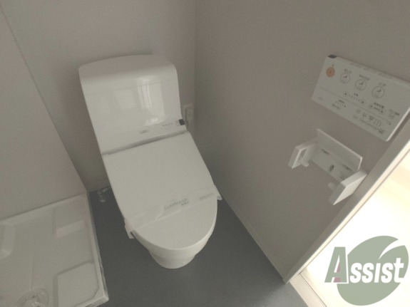 トイレ　温水洗浄便座なので快適に使用できそうですね。