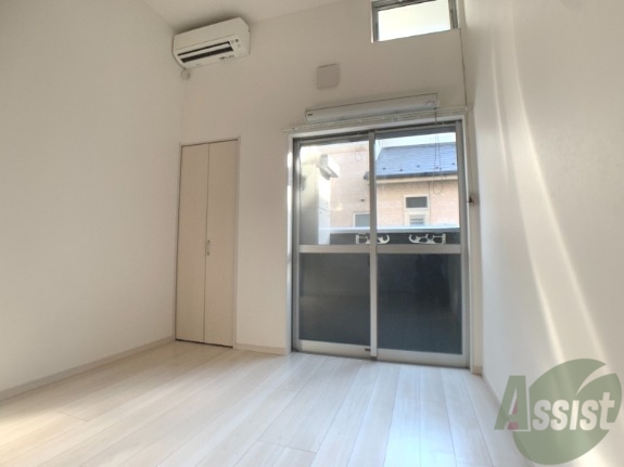 居室・リビング　白を基調としたお部屋で清潔感があって気持ちが良いですね。