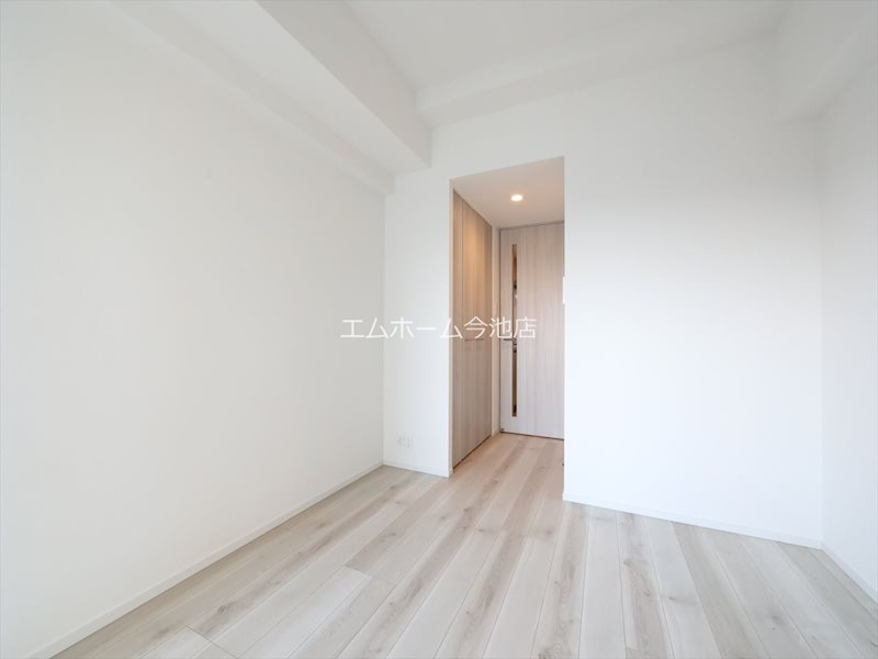 その他　洋室6.5帖　エアコン付　収納充実　バルコニー