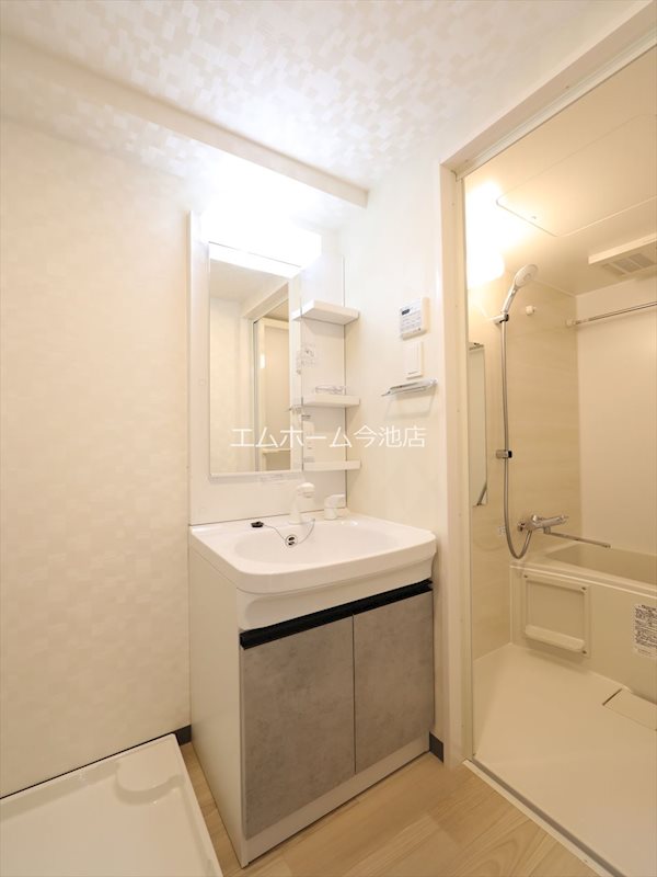 洗面設備　脱衣所　独立洗面台（シャンプードレッサー付）室内洗濯機置き場