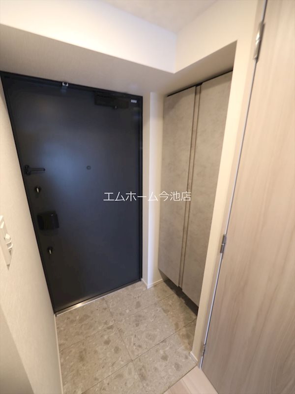 玄関　玄関　シューズボックス付