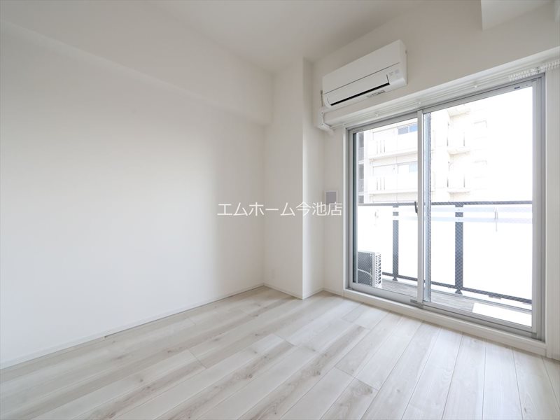 バルコニー　洋室6.5帖　エアコン付　収納充実　バルコニー