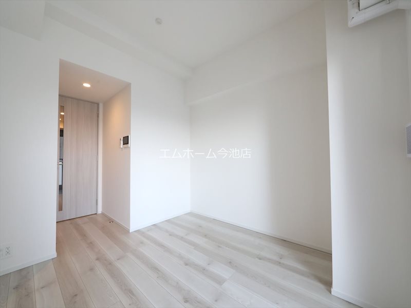 居室・リビング　洋室6.5帖　エアコン付　収納充実　バルコニー