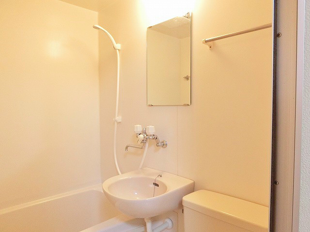 洗面設備　鏡が付いています。