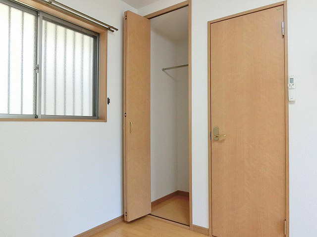 収納　洋服の収納に便利なハンガーパイプが施されています。