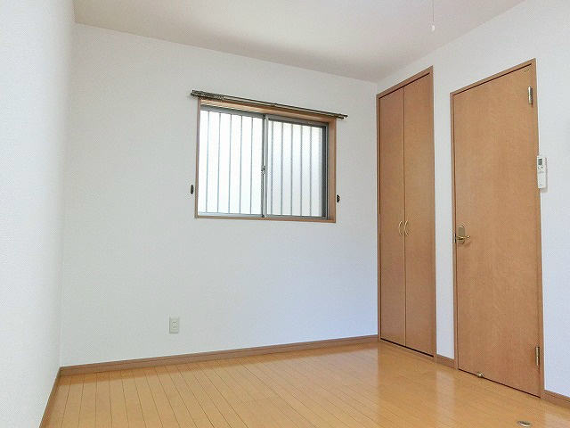 居室・リビング　2面採光の洋室