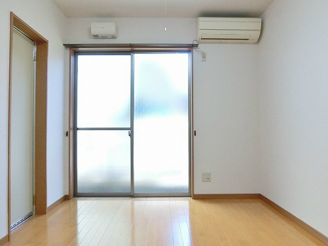 その他部屋・スペース　安心感のある半透明ガラスの洋室