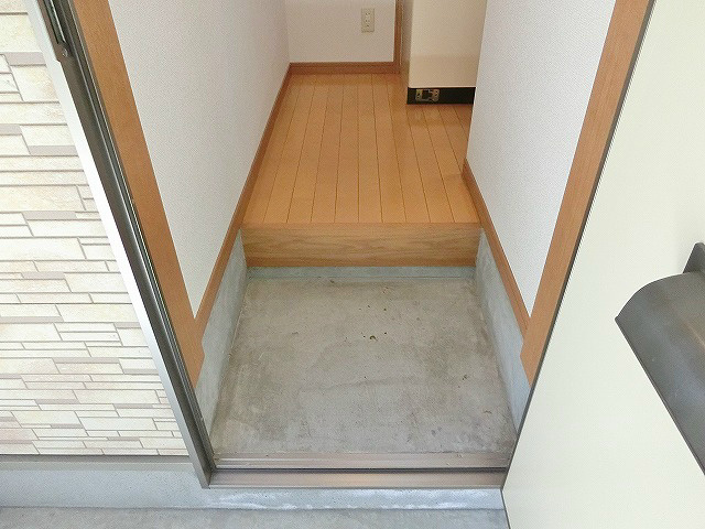玄関　靴が室内へ入り込まない、段差のある玄関です。