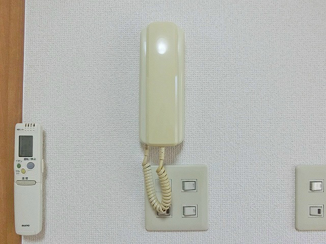 セキュリティ　受話器タイプのインターホン