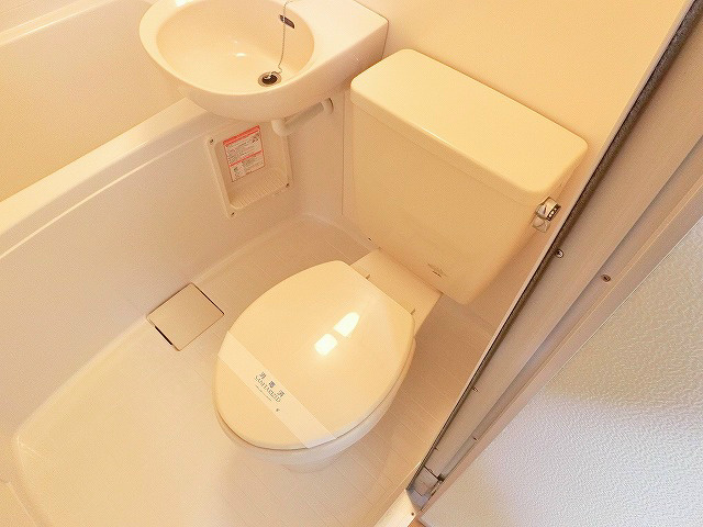 トイレ　3点ユニットとなっています。シャワーでキレイにお掃除ができま