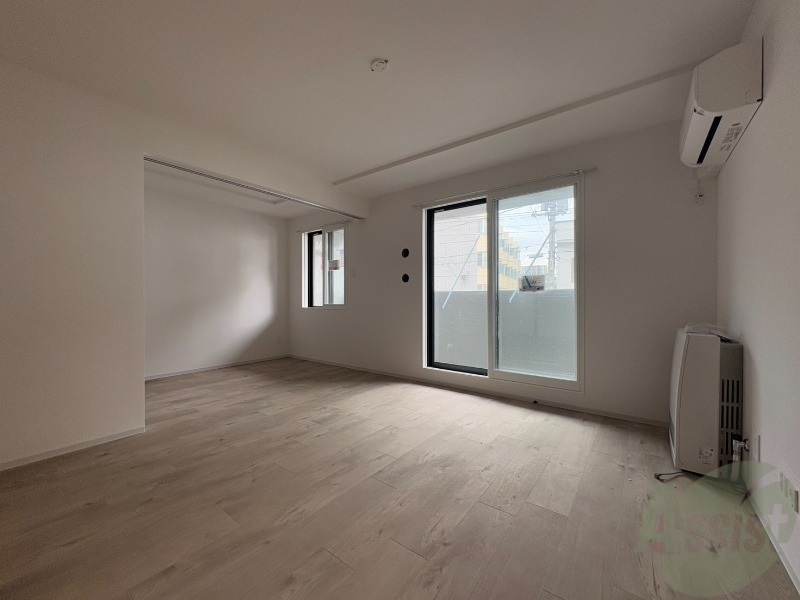 居室・リビング　木目のフローリングは落ち着きのある印象のお部屋になりますね。