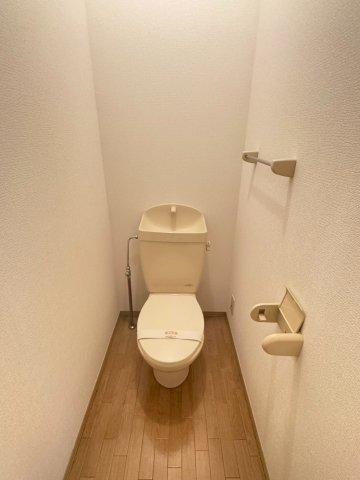 トイレ　※同タイプの別の部屋の写真です。