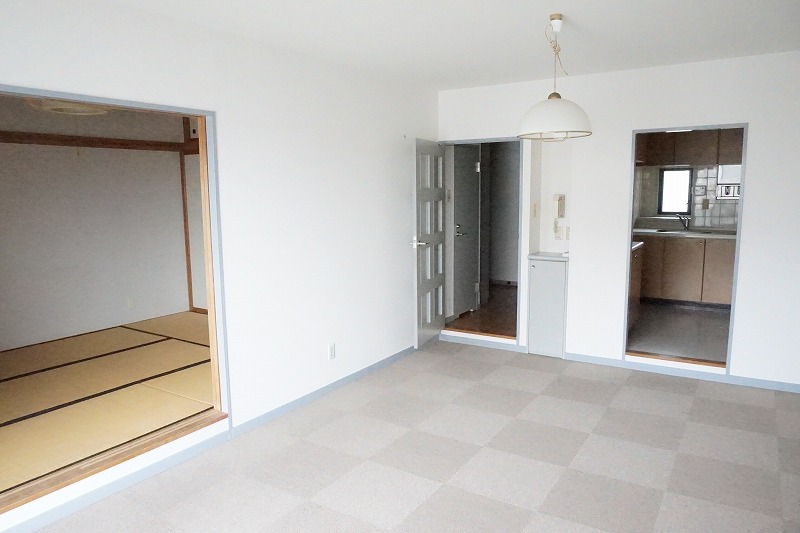 居室・リビング　LDKは12帖！カーペットなので音が響きにくいです！