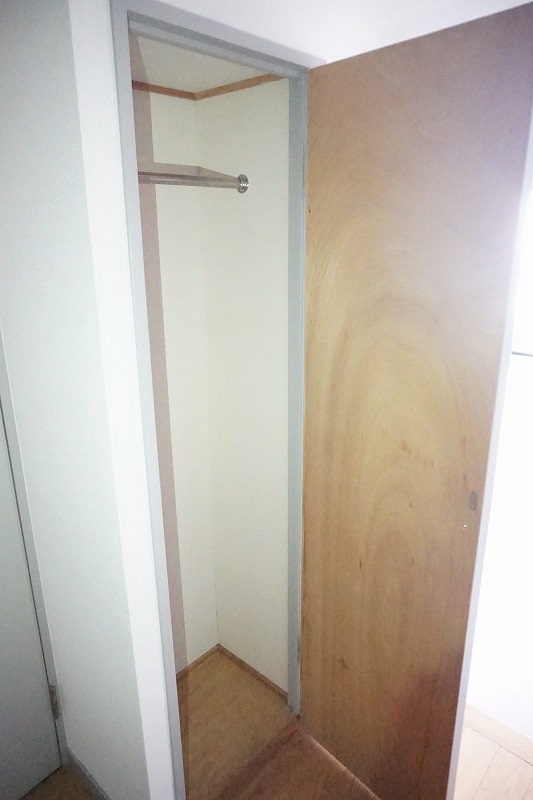 その他部屋・スペース　廊下にも収納があります！コートをかけても良いですね！