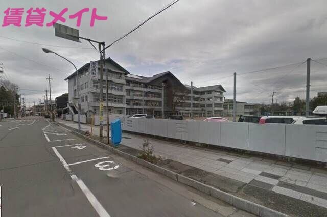 中学校　伊勢市立厚生中学校（中学校）まで666m