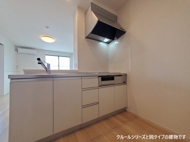 キッチン　3口コンロ・グリル付のシステムキッチンです♪