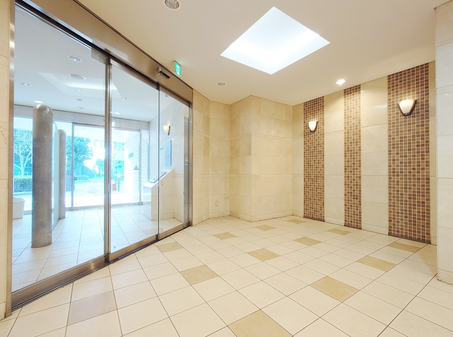 ロビー　ロビー・宅配ＢＯＸ・防犯カメラ付エレベーター