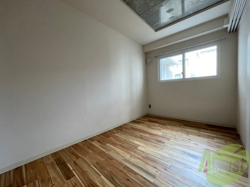 その他部屋・スペース　寝室はこちらです。光が差し込む、温かみのあるお部屋です。