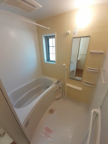 バス・シャワールーム　追い焚き・浴室乾燥機付きのお風呂です♪