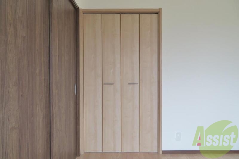 収納　収納は寝室とリビングに１つずつあるのでたくさん入りますね。