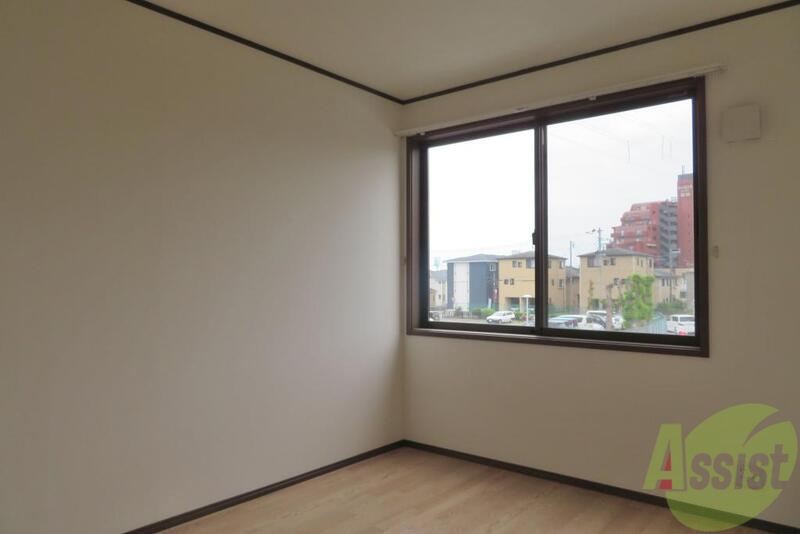 その他部屋・スペース　寝室で６帖あるので広々とお使いいただけますよねー。