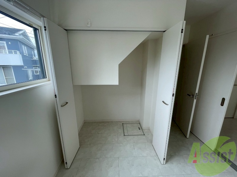 収納　こちらは階段下の収納になります。奥行もございます。