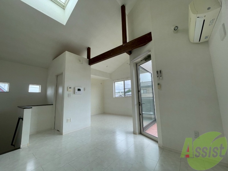 居室・リビング　こちらは１８帖のリビングになります。かなり広々していますね。