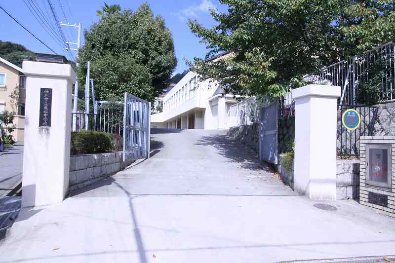 中学校　滝川中学校（中学校）まで278m