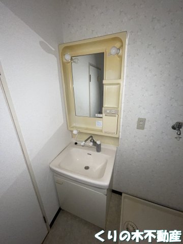 洗面設備　朝の支度にも助かる、独立の洗髪洗面化粧台