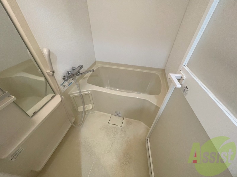 バス・シャワールーム　バスルームは狭すぎず、シャワーも浴びやすそうです。