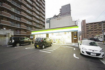 コンビニ　☆ファミリーマート 小倉片野四丁目店（コンビニ）まで50m